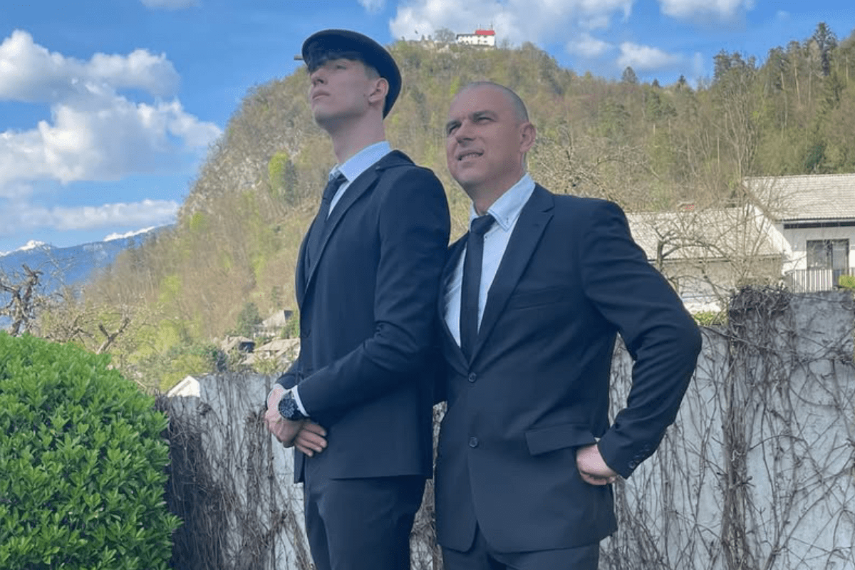 À droite sur la photo, Šemso Mujanovič, le père de Nik Mujanovic, visible à gauche. Tous deux apparaissent en costume et cravate. (Famille pour VA)