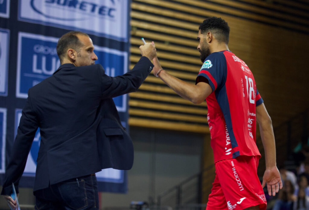 Frédéric Ferrandez (à gauche) et le deuxième pointu d’Ajaccio, Khaled Bouallègue (à droite). (LNV - Ajaccio)