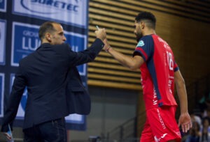 Frédéric Ferrandez (à gauche) et le deuxième pointu d’Ajaccio, Khaled Bouallègue (à droite). (LNV - Ajaccio)