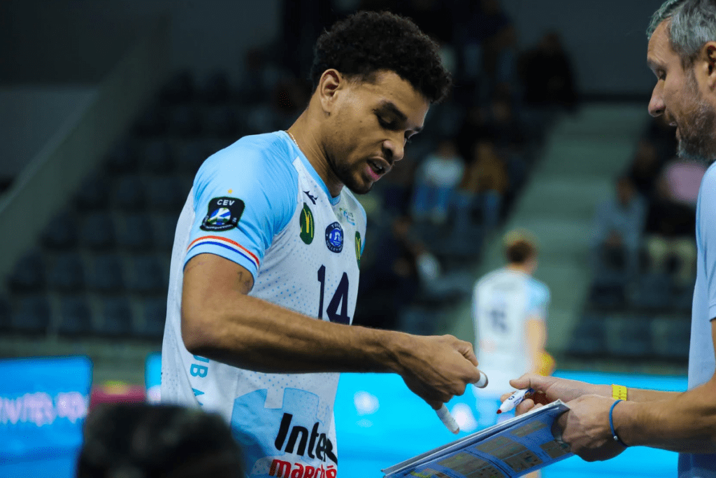 Alexandre devient le huitième joueur de 23 ans ou moins, parmi les 12 retenus dans la liste élargie pour la Ligue des Nations 2025, à évoluer à l’étranger. (Tours - Hélène Matrat)