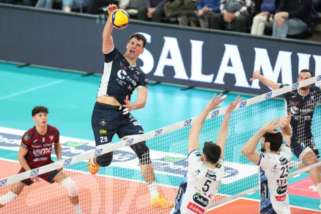 Aleksandar Nedeljković revient en Italie, lui qui avait déjà évolué dans le pays avec Cisterna entre 2023 et 2025. (SuperLega)