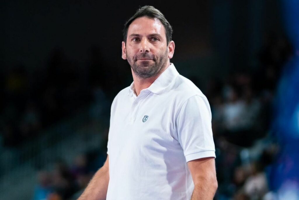 l'entraîneur de Béziers lors du match face au Cannet (Béziers - Leabrckl)