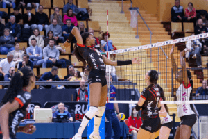 Fatoumata Fanguedou à l'attaque lors du match face à France Avenir (LNV_Chamalières)