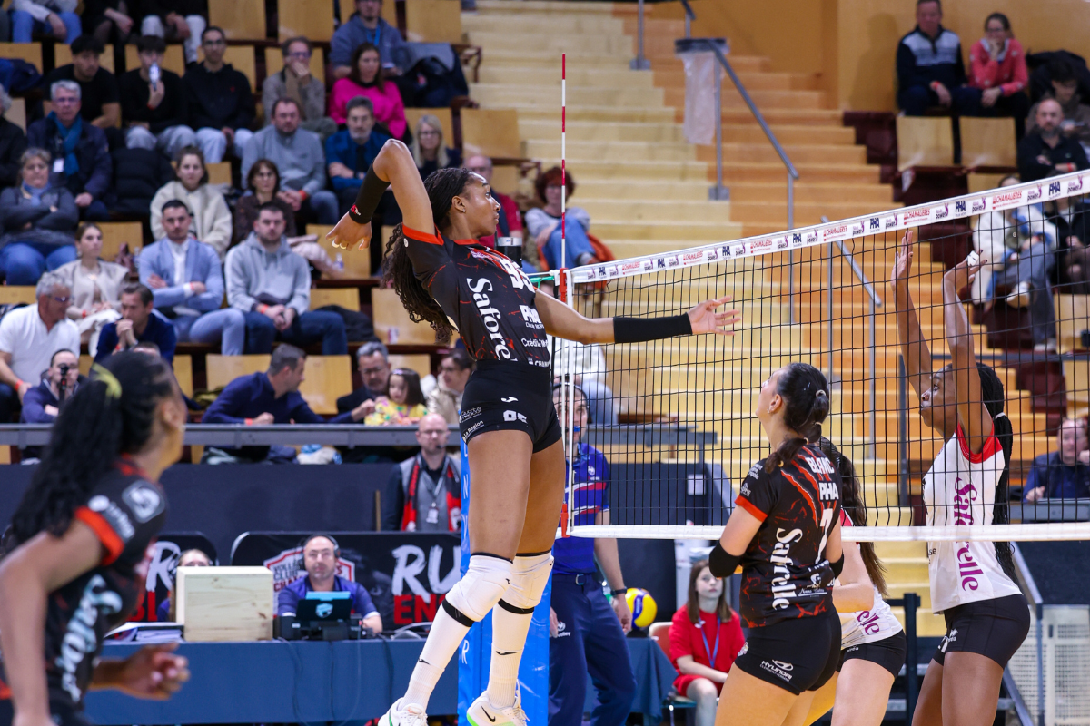 Fatoumata Fanguedou à l'attaque lors du match face à France Avenir (LNV_Chamalières)