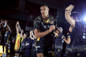 En SV League, Stephen Boyer compile 392 points en attaque, 22 aces et 46 blocs depuis le début de la saison. (JTEKT Stings)