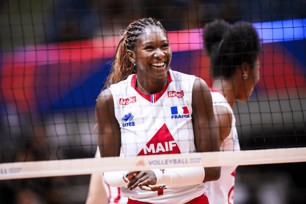 Iman Ndiaye sous le maillot de l'équipe de France lors de la VNL 2025.