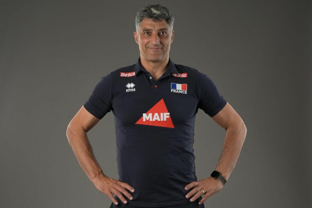 Le sélectionneur Andrea Giani réagit après la défaite des Bleus face à la Turquie