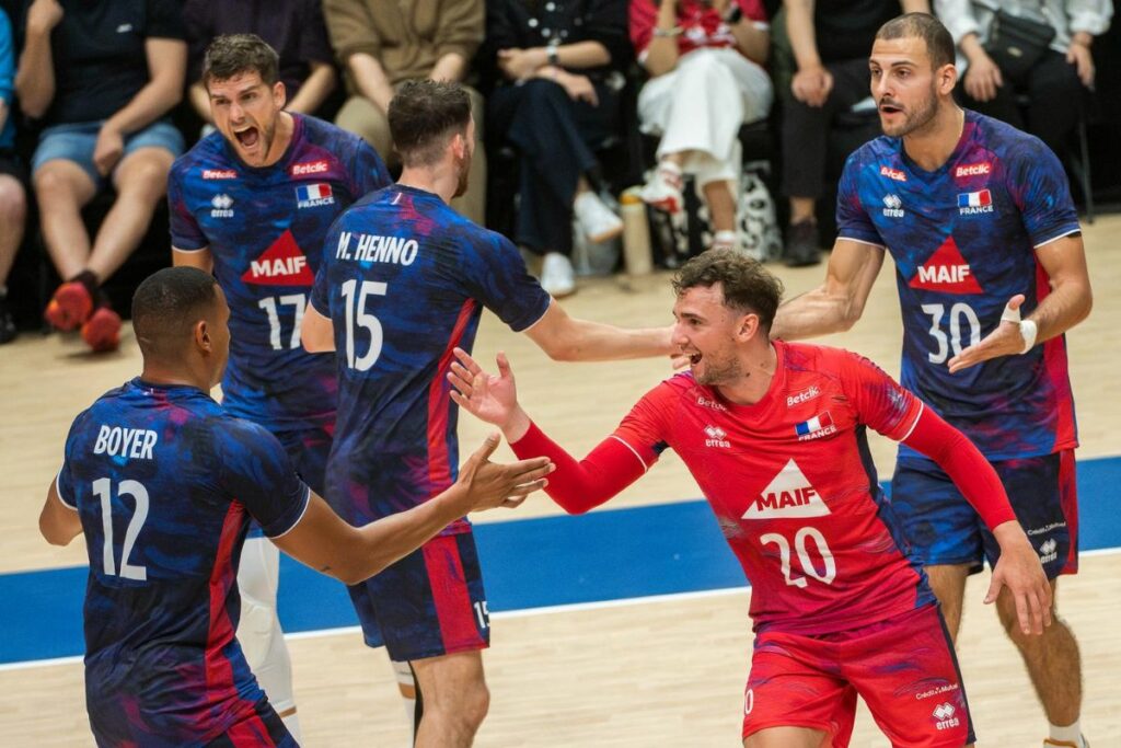 Les Bleus célébrant une victoire en VNL