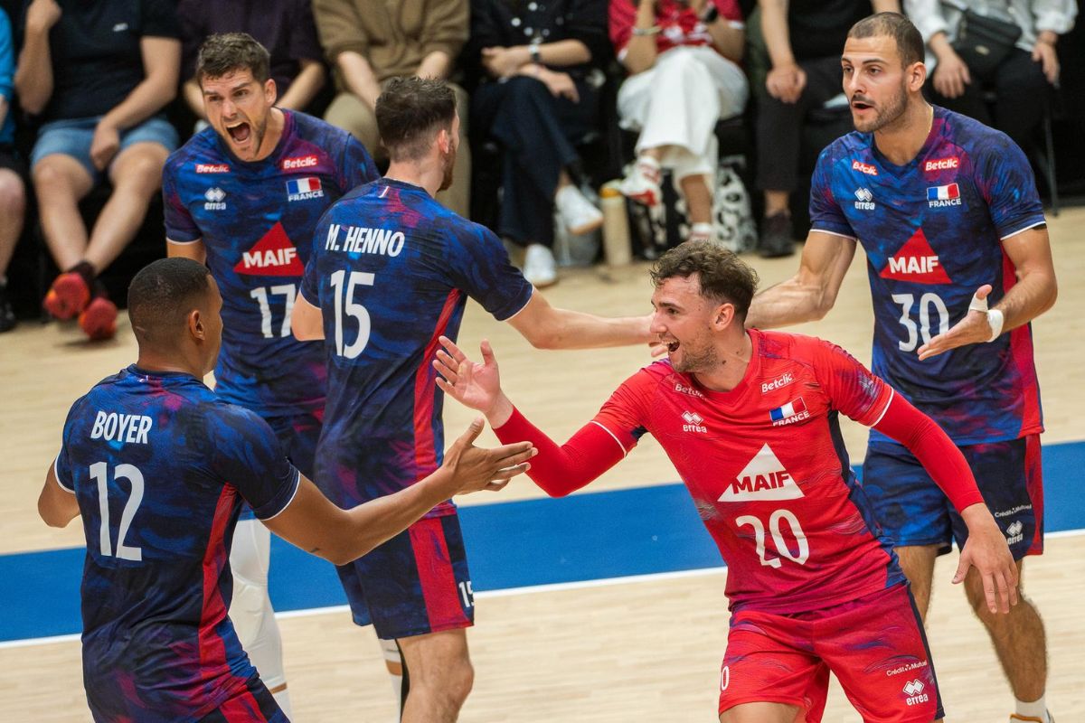 Les Bleus célébrant une victoire en VNL