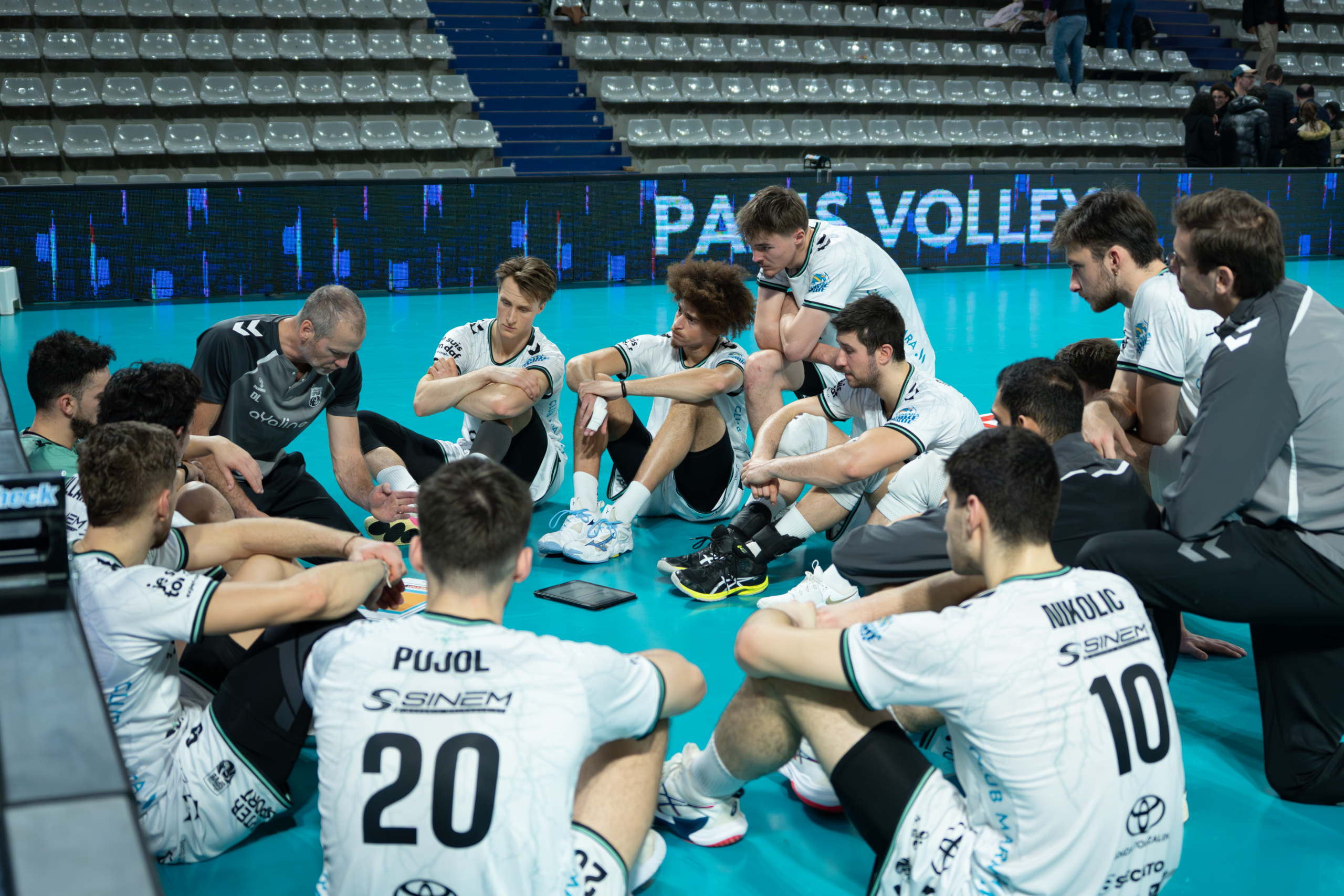 Dan Lewis parle à ses joueurs après un match.