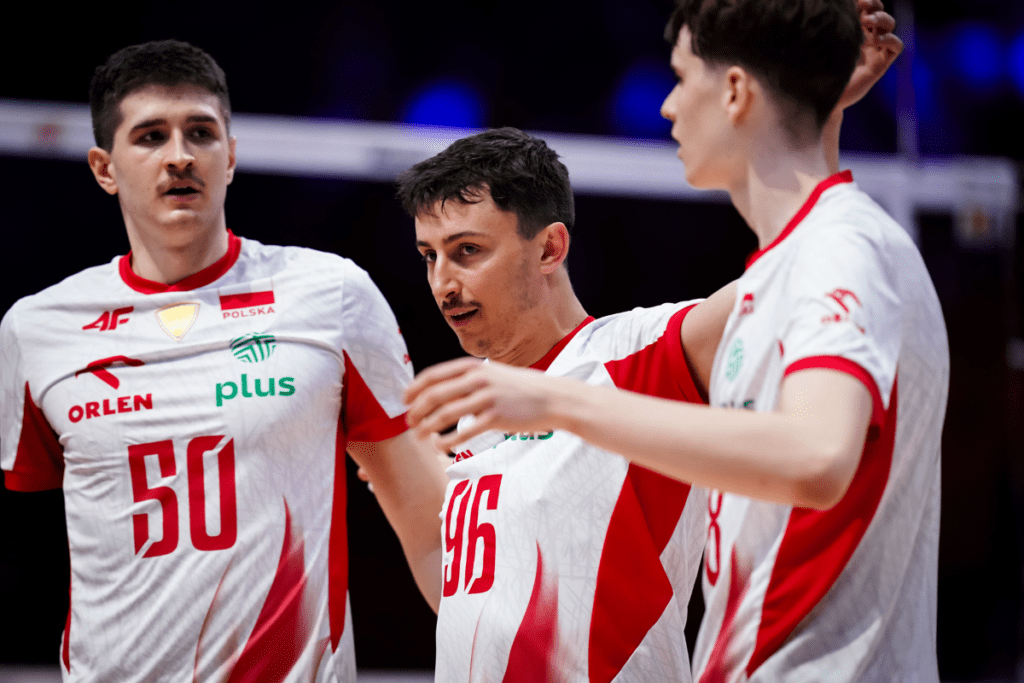 Jan Firlej retrouve le groupe de la Pologne avant le choc face à la France, ce soir à 23h00. (Volleyballworld)