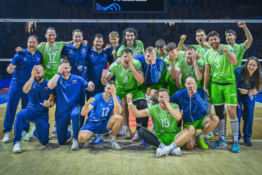L’équipe de la Slovénie fête sa qualification.