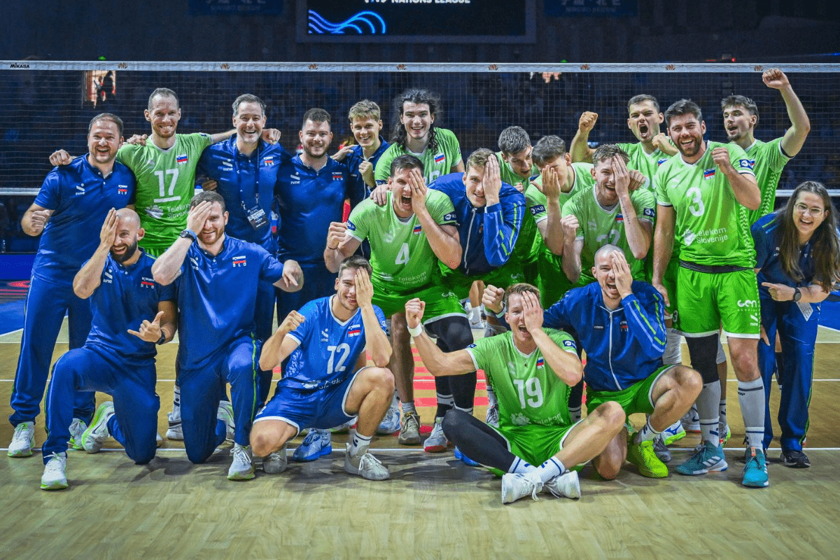 L’équipe de la Slovénie fête sa qualification.