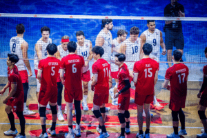Les 2 équipes se serrent la main avant le début d’un match de phase préliminaire de cette VNL 2026.