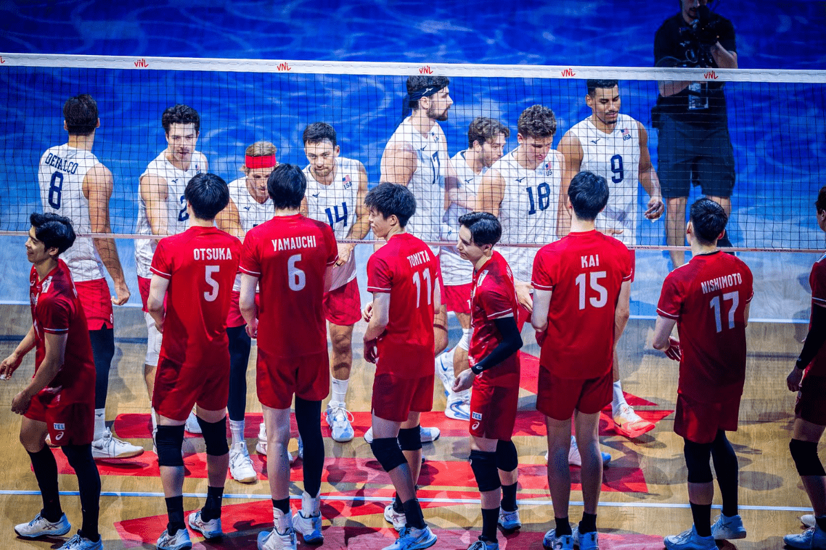 Les 2 équipes se serrent la main avant le début d’un match de phase préliminaire de cette VNL 2026.