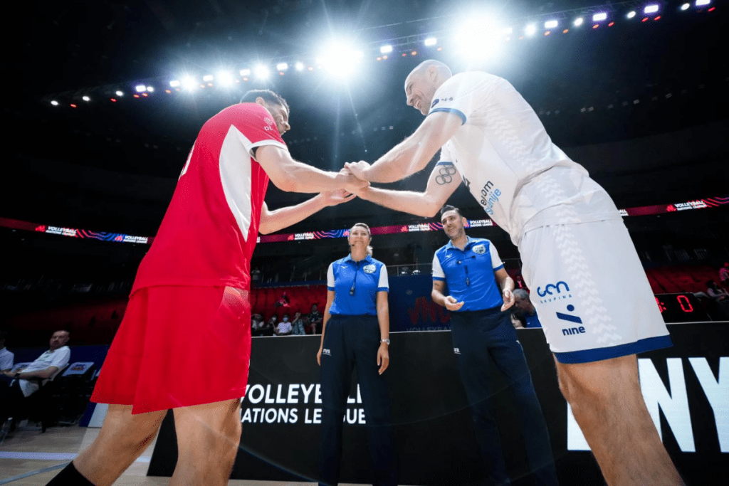 Les capitaines de la Slovénie et de la Pologne se serrant la main lors de leur affrontement durant la phase préliminaire.