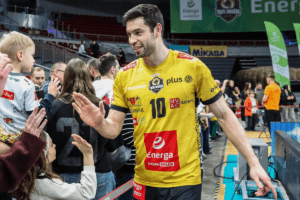 Tobias Brand saluant les supporters de son ancien club de Gdańsk