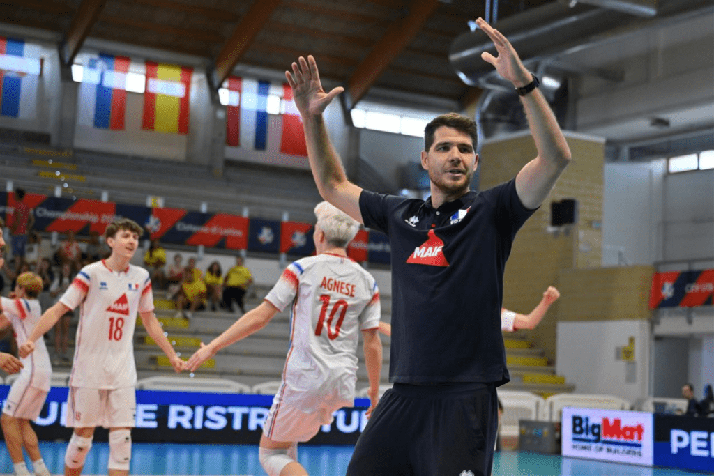 Paul Cooper et ses jeunes joueurs disputeront dans quelques heures leur demi-finale de l'Euro U18. (CEV)