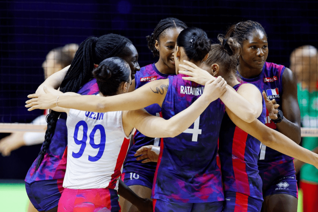 Les Bleues, s’enlaçant suite à un point remporté lors d'un match de VNL