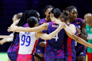Les Bleues, s’enlaçant suite à un point remporté lors d'un match de VNL