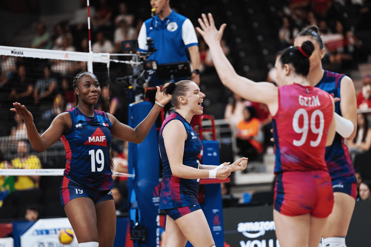 Les Bleues célèbrent un point lors d'un match de VNL