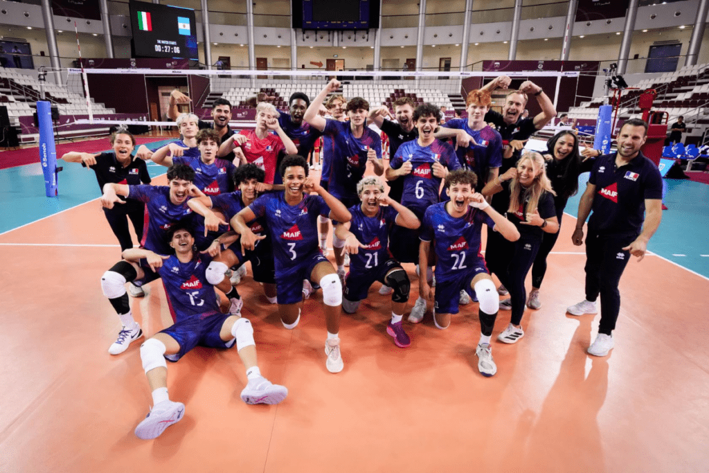 Les Bleuets, fêtant leur qualification en quarts de final du Mondial U17