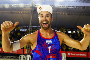 Anders Mol fête sa victoire à l'Élite 16 de Saquarema au Brésil.