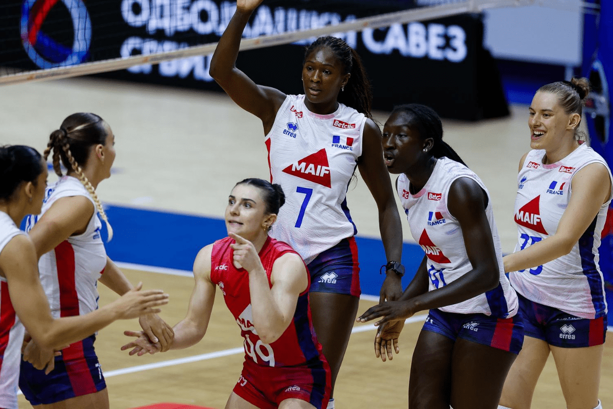 Les Bleues célèbrent un point en VNL