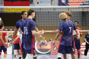 Les Bleuets célébrant un point face à l’Espagne lors de la demi-finale de WEVZA